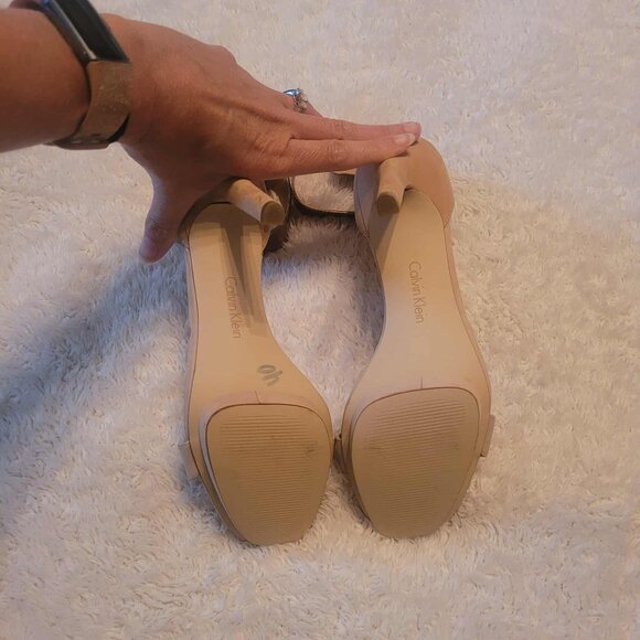 Beige/Gold Calvin Klein 4 inch heels, Size 9 - Picture 6 of 14